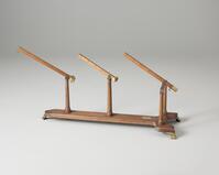 FK 0017
<br/>
Samenstel van drie hefbomen, naar Willem Jacob 's Gravesande
<br/>
<em>Klinkenberg, Leiden</em>